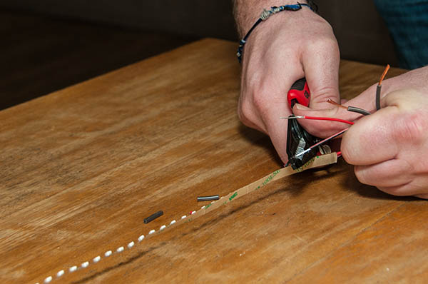Оттуда оберните оголенные провода положительных / отрицательных кабелей, используя гайки для закрепления соединения