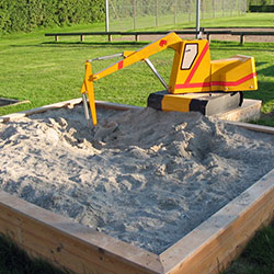 Необходимые материалы и инструменты:   - доски и брус   - металлические винты с плоскими головками и углами   - лопата, пила, отвертка, щетки, тачка   - агротекстиль или черная садовая фольга   - пропитка древесины   - песок   Шаг 1 - мы разрабатываем песочницу и выбираем правильное место   песочница   он должен быть достаточно большим, чтобы в него могли свободно играть несколько детей